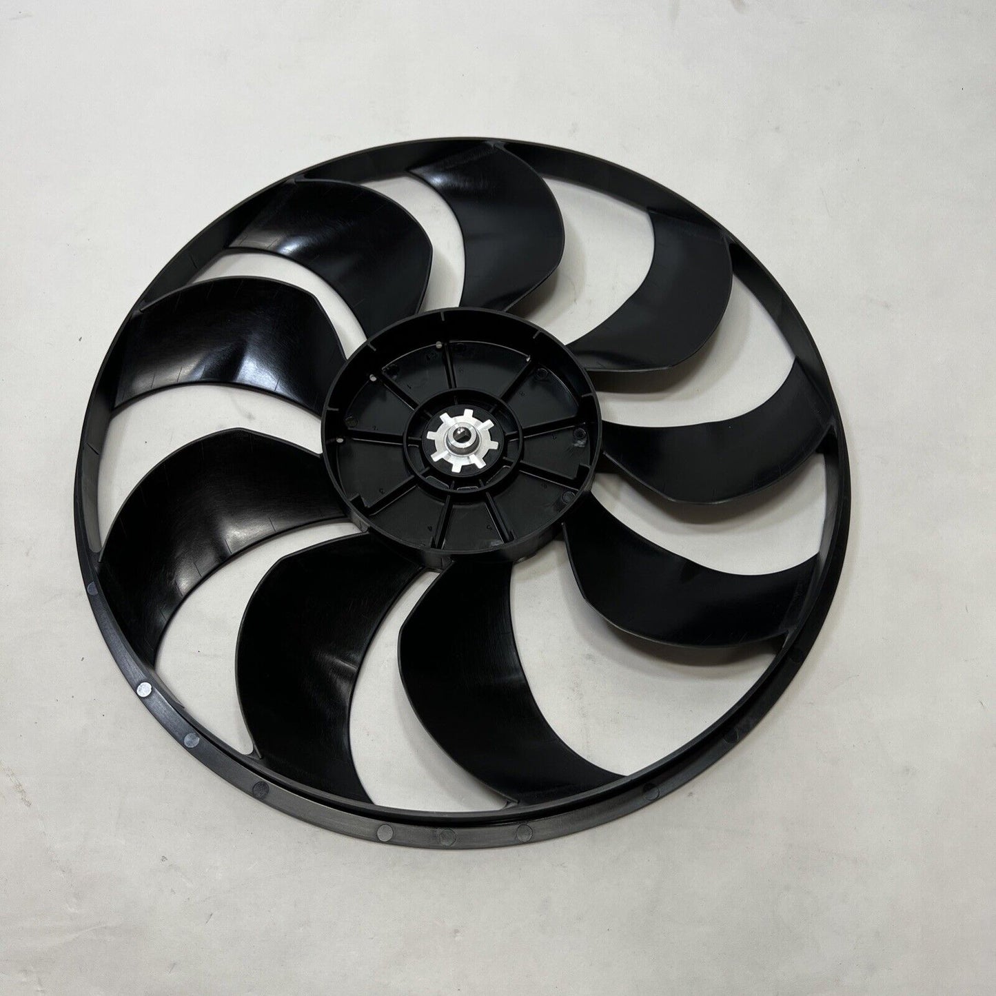 New Genuine OEM GM Chevrolet 2015-2018 Fan Blade - Driver's Side (LH) 19316317