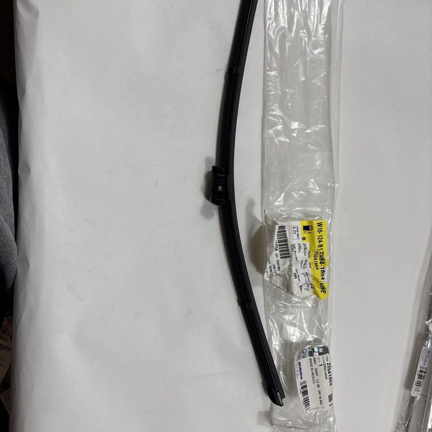 OEM # 25941804 GM GENUINE AC DELCO # OEM new WINDSHIELD WIPER BLADE RH