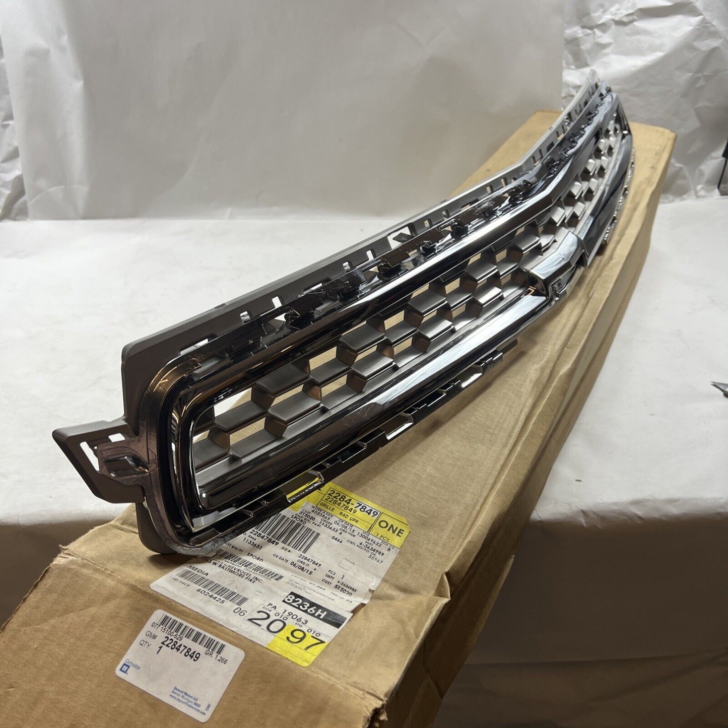 Genuine GM OEM Chevrolet Malibu Front Bumper Grille 2013 22847849