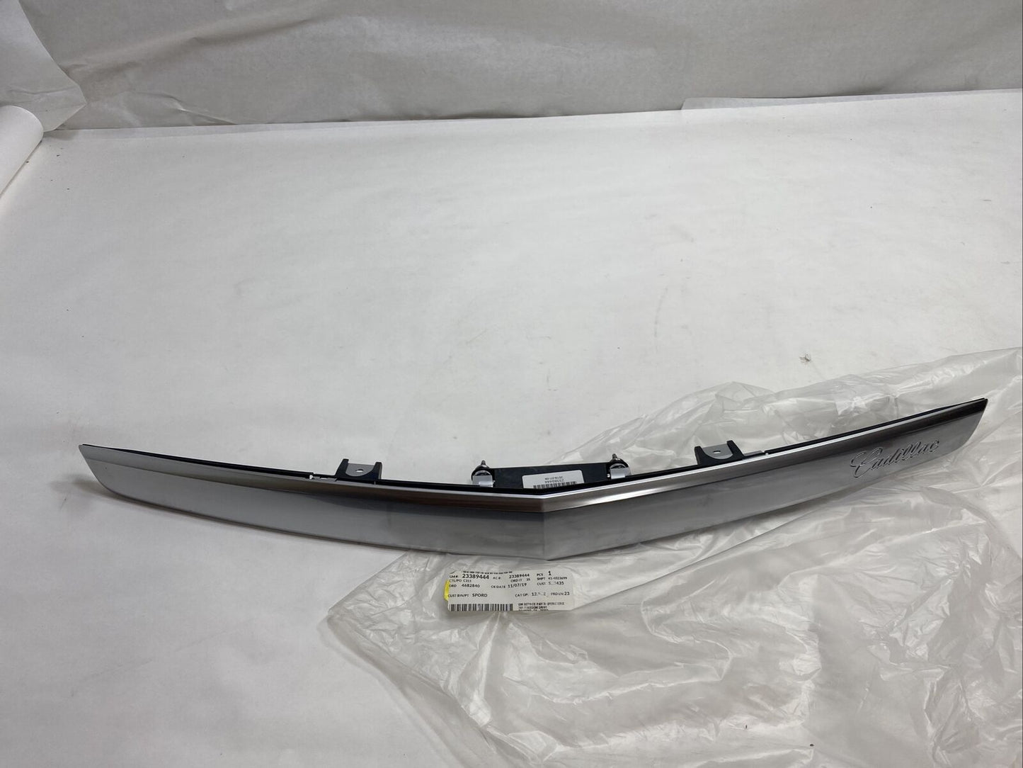 New OEM GM Cadillac XTS Rear Trunk Molding Trim 2013-17 23389444