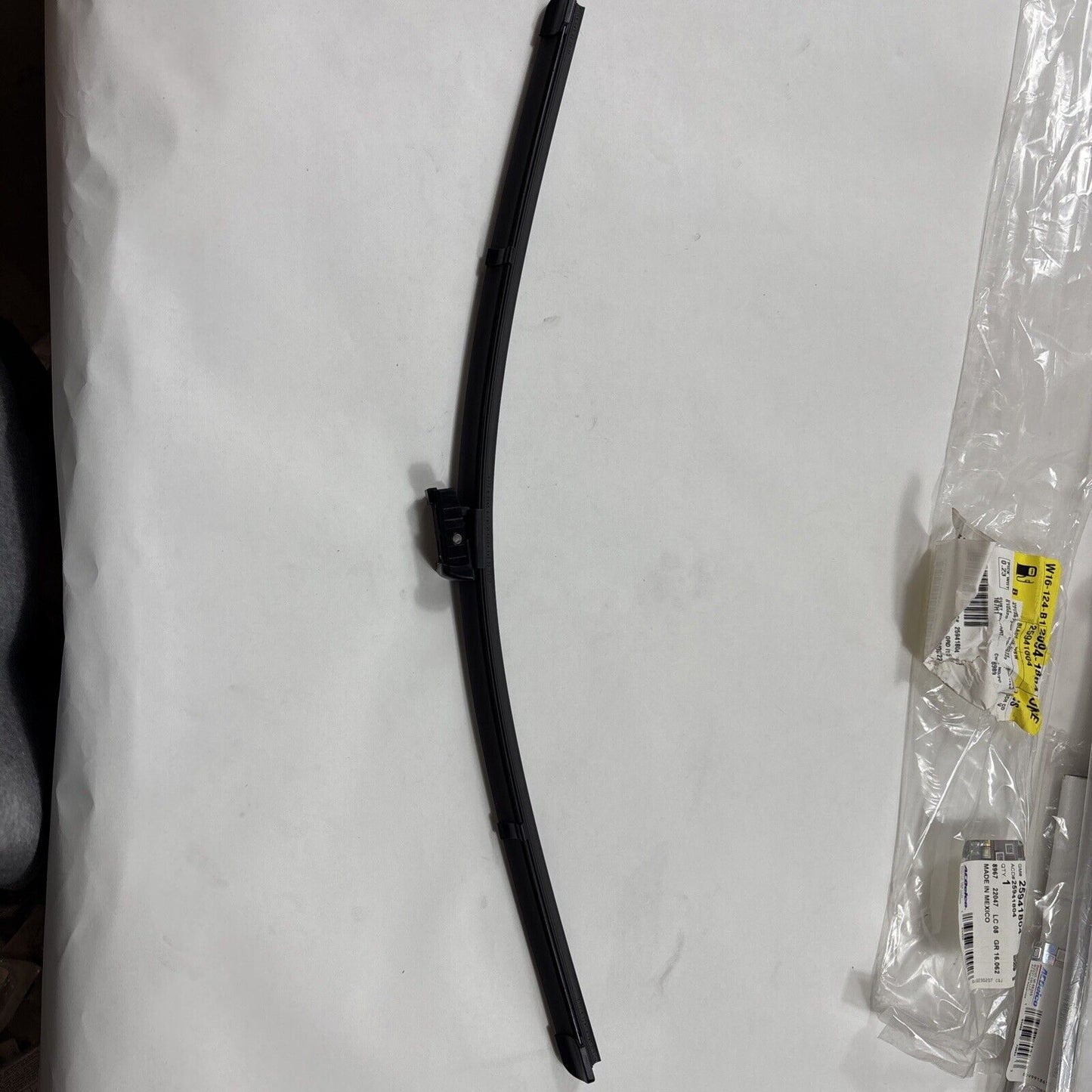 OEM # 25941804 GM GENUINE AC DELCO # OEM new WINDSHIELD WIPER BLADE RH