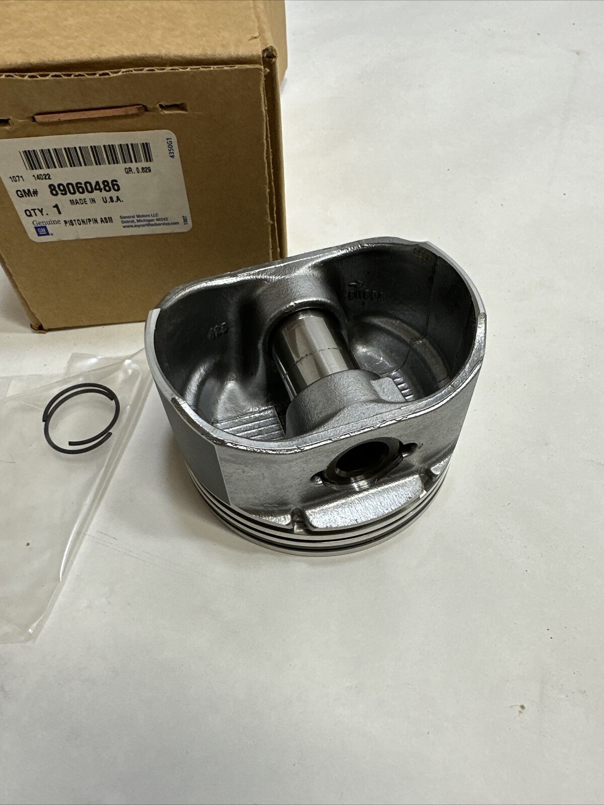 New OEM Genuine GM Express 2500 2005-2010 Engine Piston With Ring 89060486